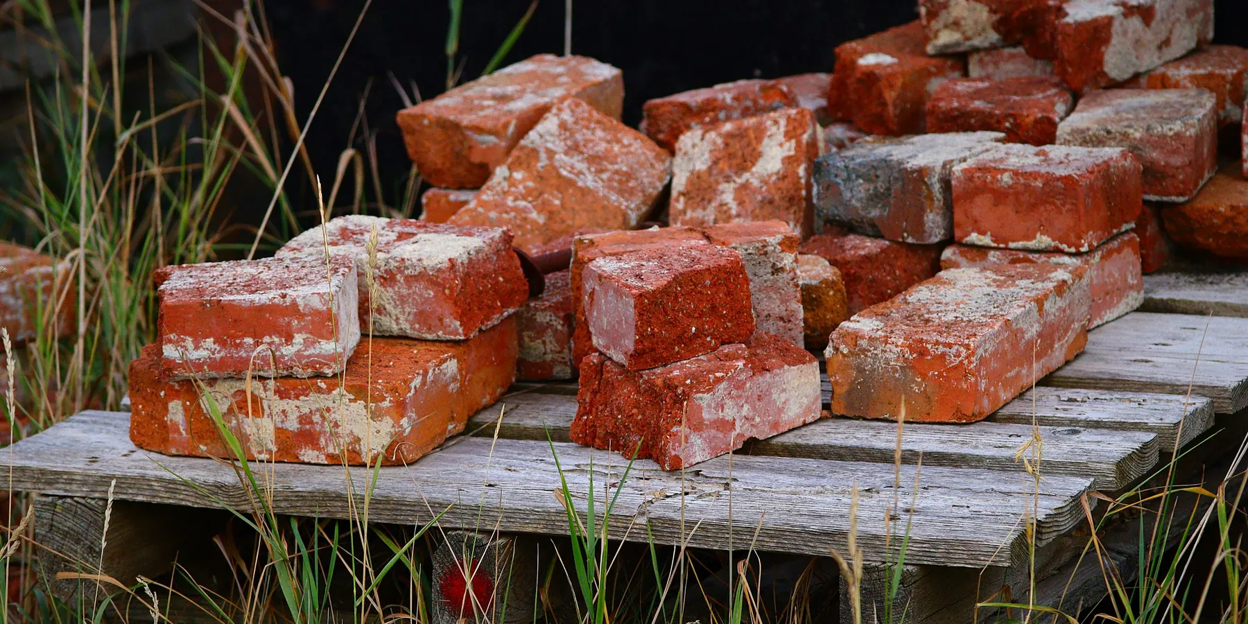 How Much Does a Brick Weigh? Brick and Pallet Weights | Renovimo