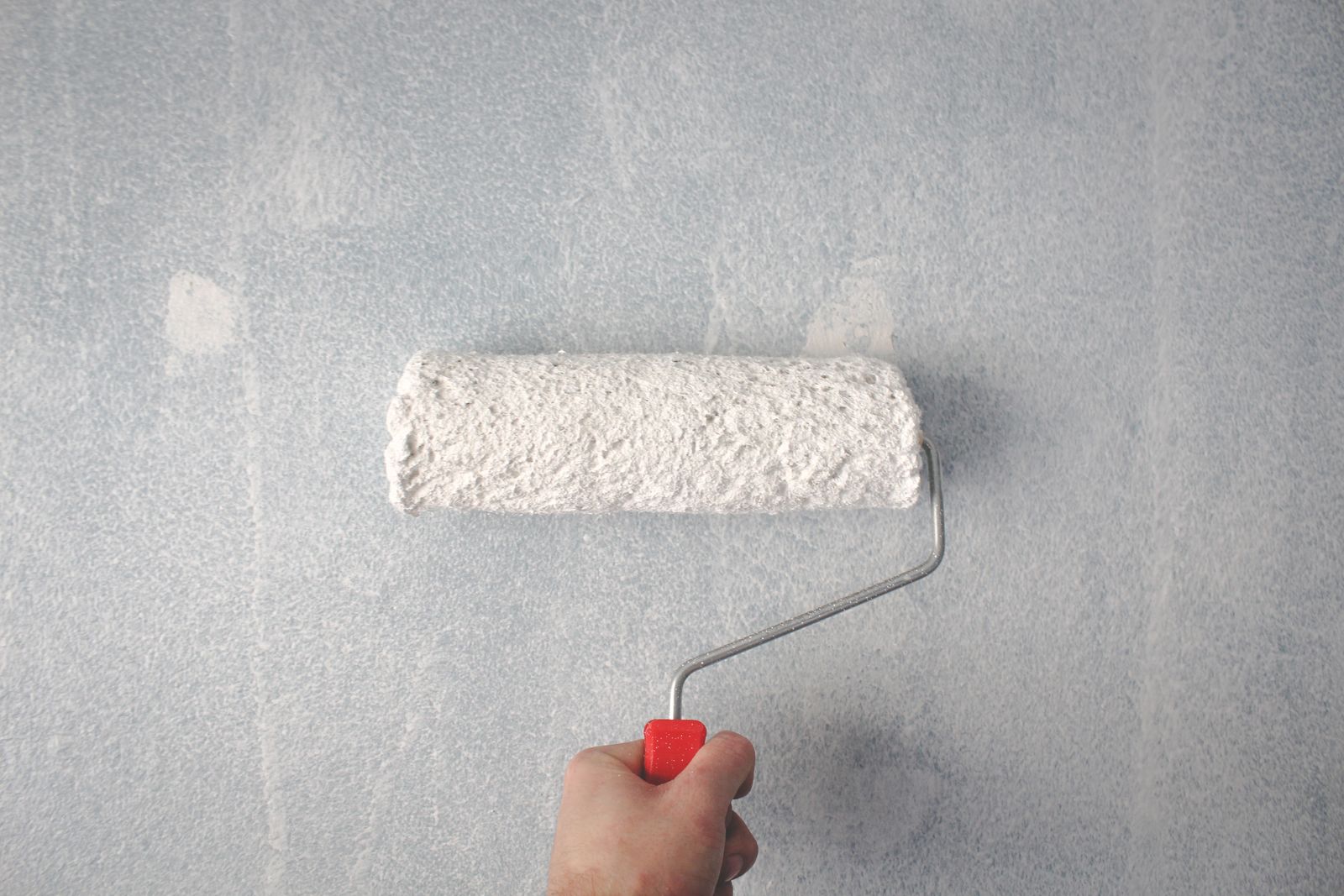 Paint roller and tray ready for decorating