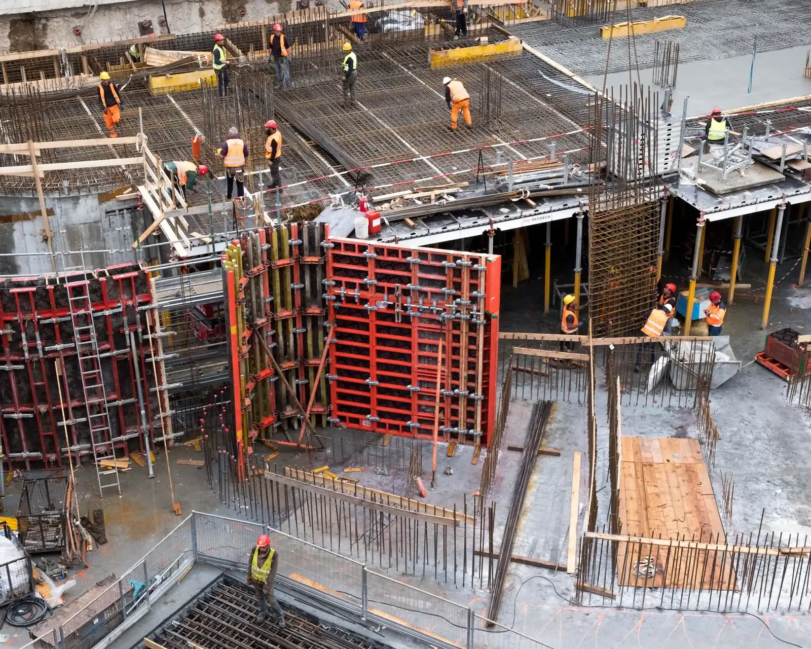 Formwork panels and reinforcement set over a foundation pour